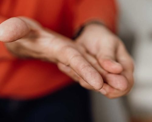 Mãos frias e inchadas? Alterações nas extremidades podem ser sinal de colesterol alto, alerta médica