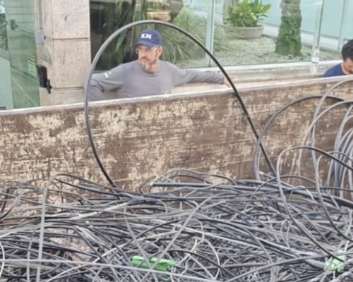Prefeitura de Vitória retira mais de 800 kg de cabos em nova ação na Praia do Canto