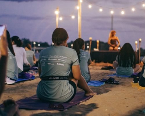 Yoga ao amanhecer promete experiência de bem-estar em Vitória