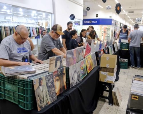 Feira Capixaba do Vinil reúne raridades e acervo especial de compactos em Vitória