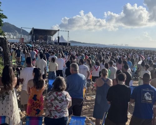 Fiéis lotam a Praia de Itapoã na Missa da Ressurreição neste Domingo de Páscoa
