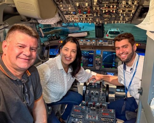 Piloto capixaba emociona os pais com homenagem durante voo da FlyDubai