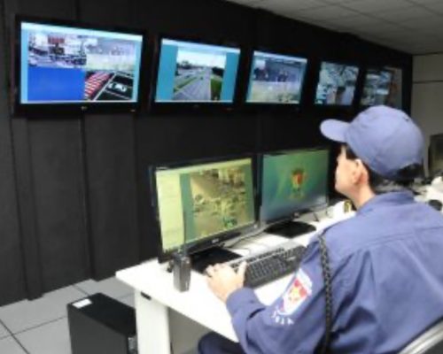 Capotou, fugiu e foi visto: câmeras de Vitória desmascaram suspeito de roubo