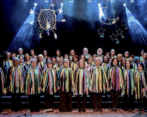 No Dia da Pessoa Idosa, coral se apresenta e transforma histórias em música