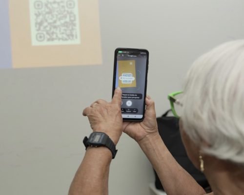 Idosos de Viana aprendem a usar celular e internet para ganhar mais autonomia