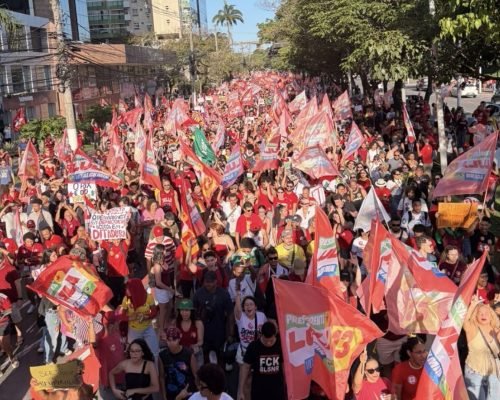Atos pró-Lula mobilizam multidão na Praça do Papa e movimentam a Enseada do Suá