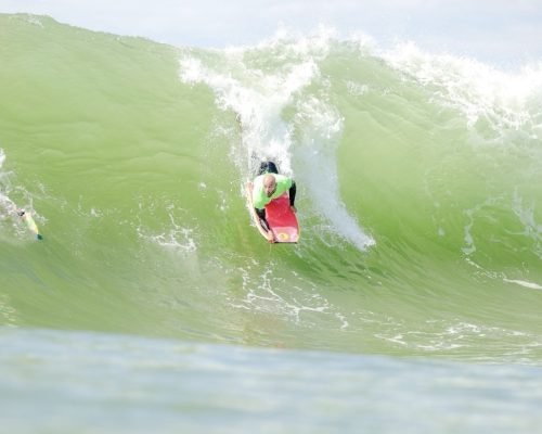 Bodyboarder carioca vence nas bancadas perigosas do D2, em Vila Velha